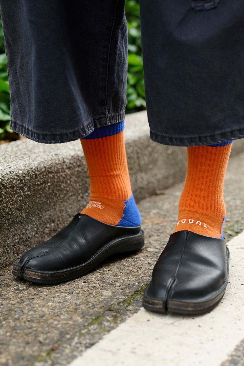 初秋のブラックコーデは挿し色と抜け感がポイント！ 街行く洒落者のリアルスタイル3選 - 8枚目の画像