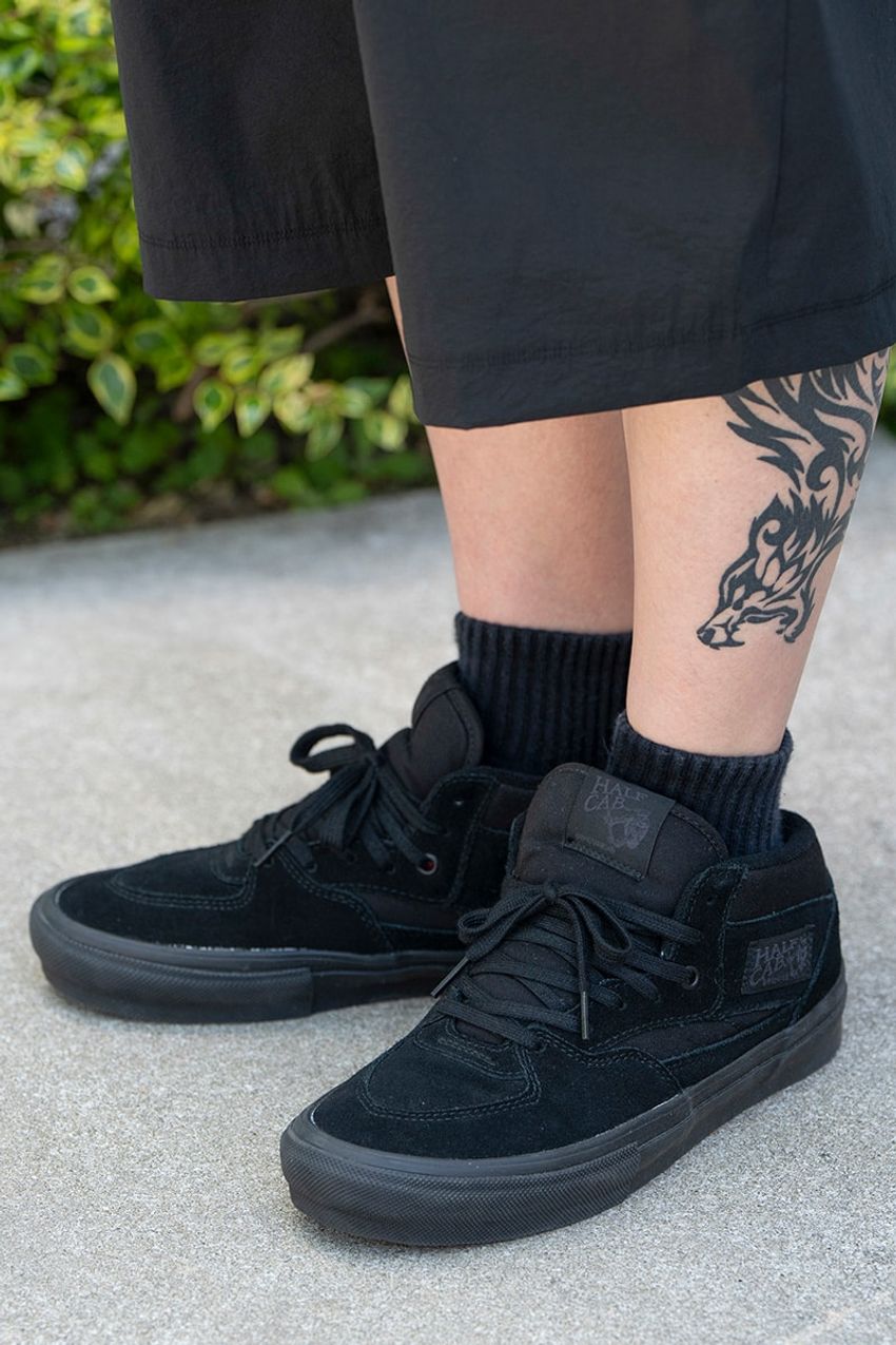 初秋のブラックコーデは挿し色と抜け感がポイント！ 街行く洒落者のリアルスタイル3選 - 3枚目の画像