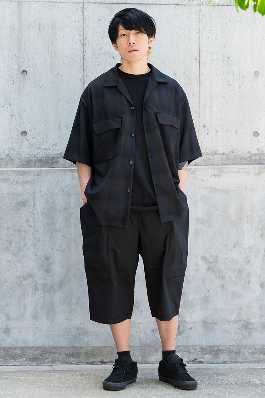 初秋のブラックコーデは挿し色と抜け感がポイント！ 街行く洒落者のリアルスタイル3選 - 2枚目の画像