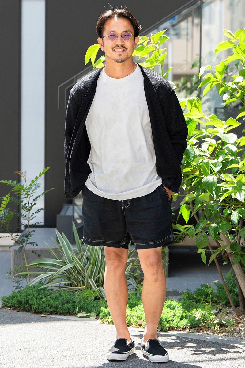 カーディガン＝ヴァンドリ　Tシャツ＝ロンハーマン 　ショーツ＝コロニークロージング 　スニーカー＝ヴァンズ 　サングラス＝アイヴァン7285 　腕時計＝Gショック