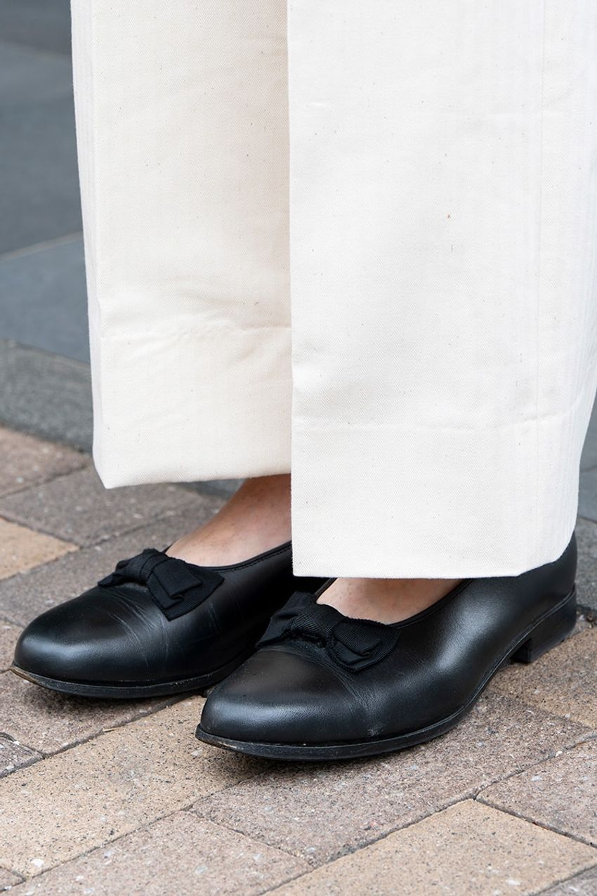 王道の“白シャツ”をセンスよく。スラックス、ベージュパンツetc.洒落た大人の着こなし術を紹介 - 8枚目の画像