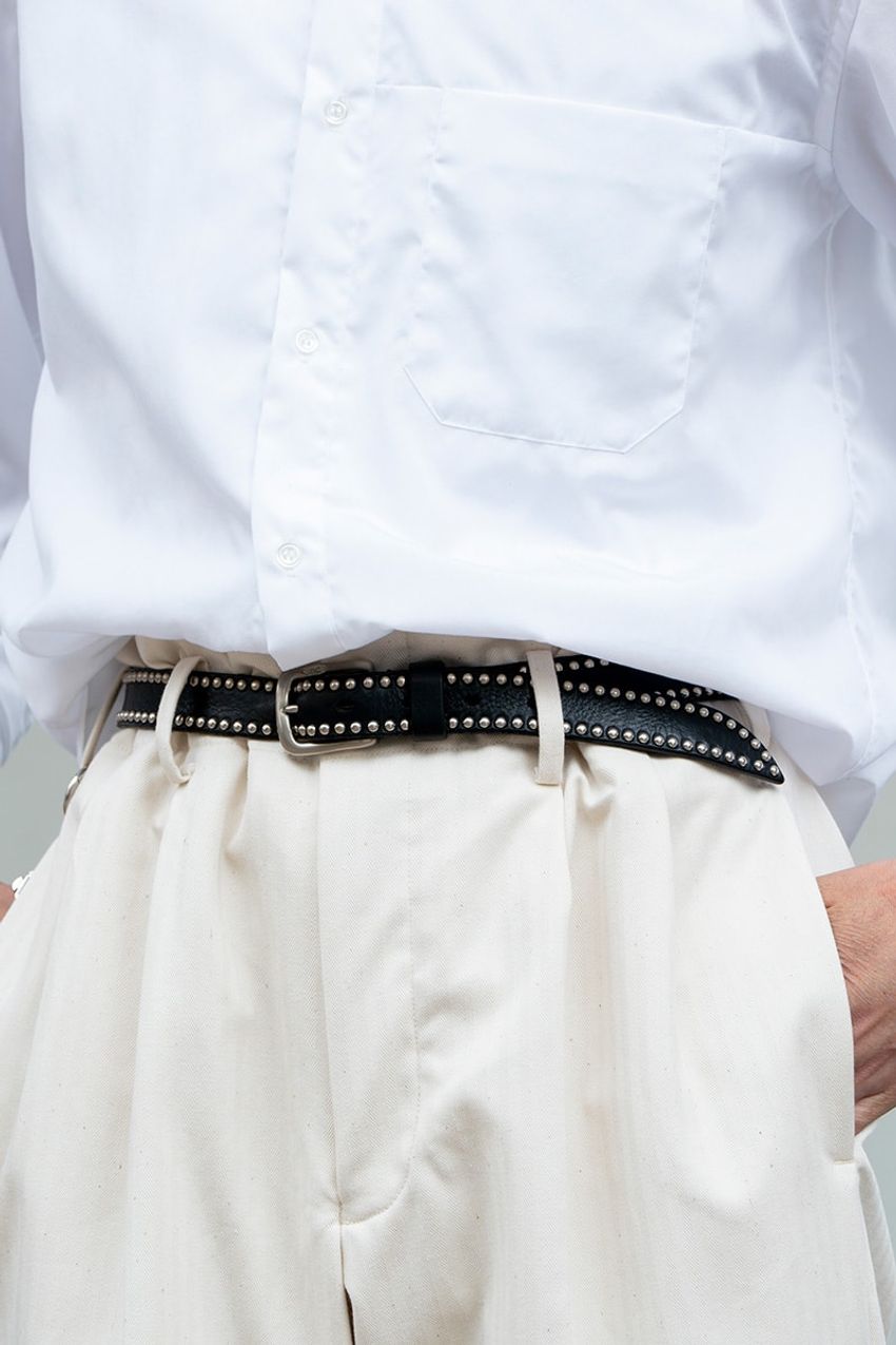 王道の“白シャツ”をセンスよく。スラックス、ベージュパンツetc.洒落た大人の着こなし術を紹介 - 9枚目の画像