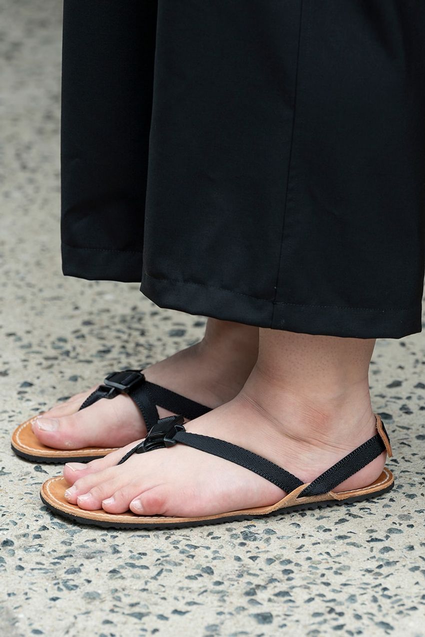 初秋のブラックコーデは挿し色と抜け感がポイント！ 街行く洒落者のリアルスタイル3選 - 5枚目の画像