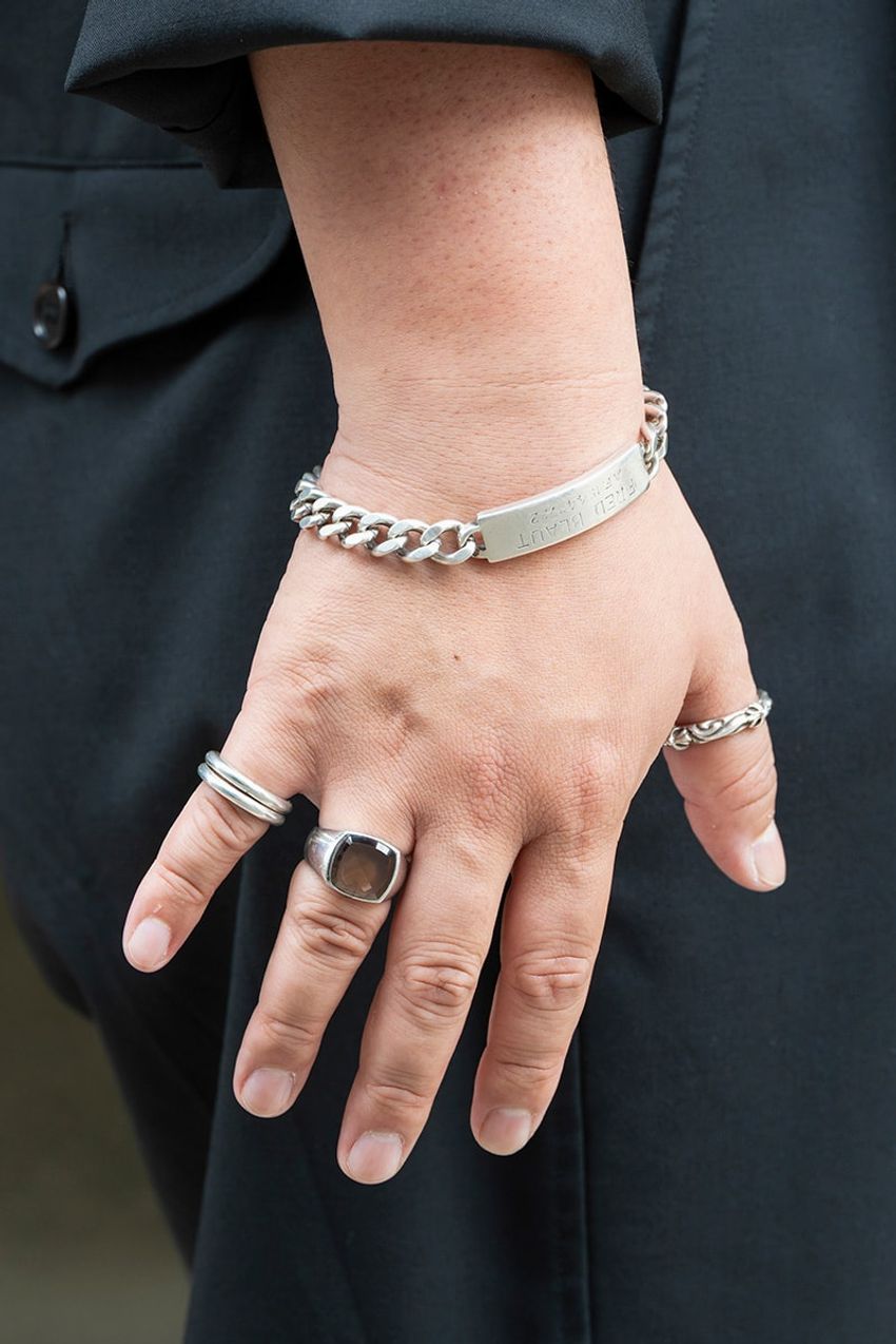 初秋のブラックコーデは挿し色と抜け感がポイント！ 街行く洒落者のリアルスタイル3選 - 6枚目の画像