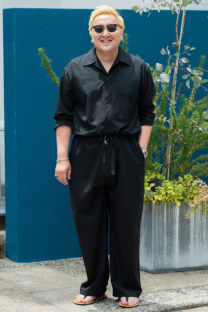 初秋のブラックコーデは挿し色と抜け感がポイント！ 街行く洒落者のリアルスタイル3選 - 4枚目の画像