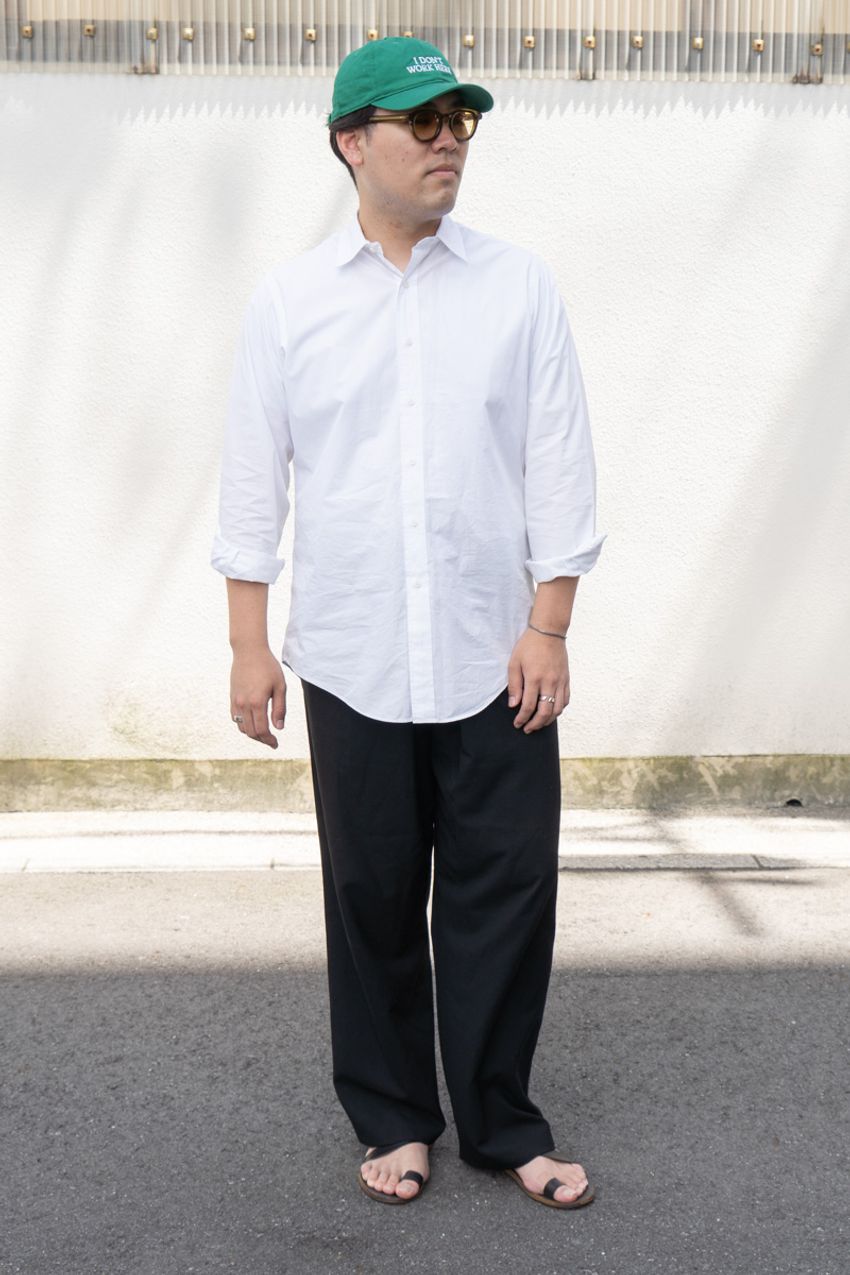 休日の「シャツ&スラックス」正解例。程良くチカラの抜けた着こなしををスナップで拝見 - 5枚目の画像