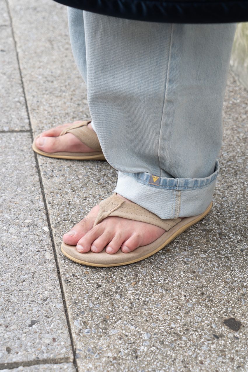 夏のビーサンは「アイランドスリッパ」を愛用中。街で出会った洒落者3名のコーデ3選 - 6枚目の画像