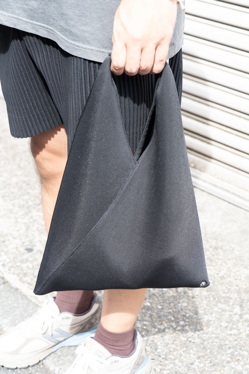 街行く大人のバッグ事情。晩夏の傾向は“手持ち派”が優勢か!?愛用ブランドは… - 2枚目の画像