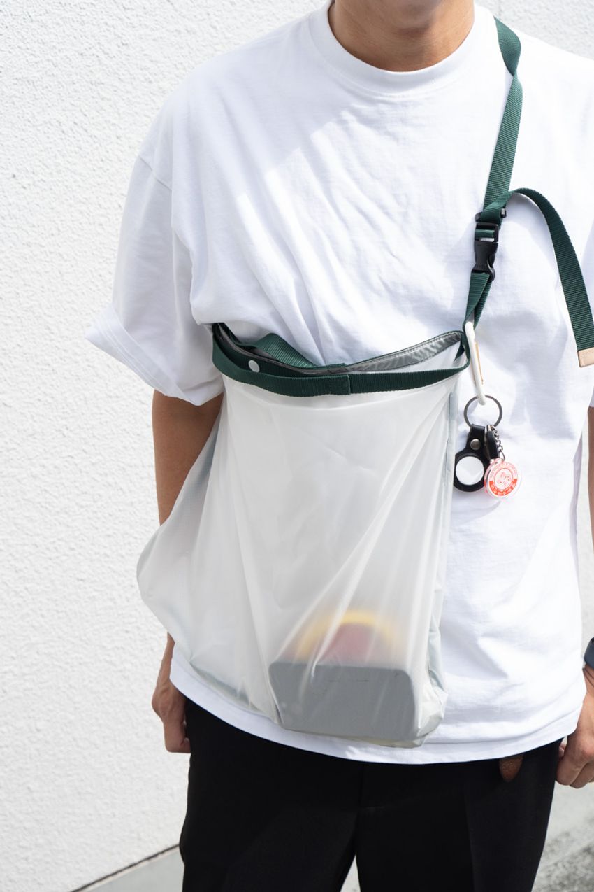 ”アクセ感覚”のバッグがコーデを新鮮に魅せる！ 自然的に、華やかに装った3人をスナップで - 6枚目の画像