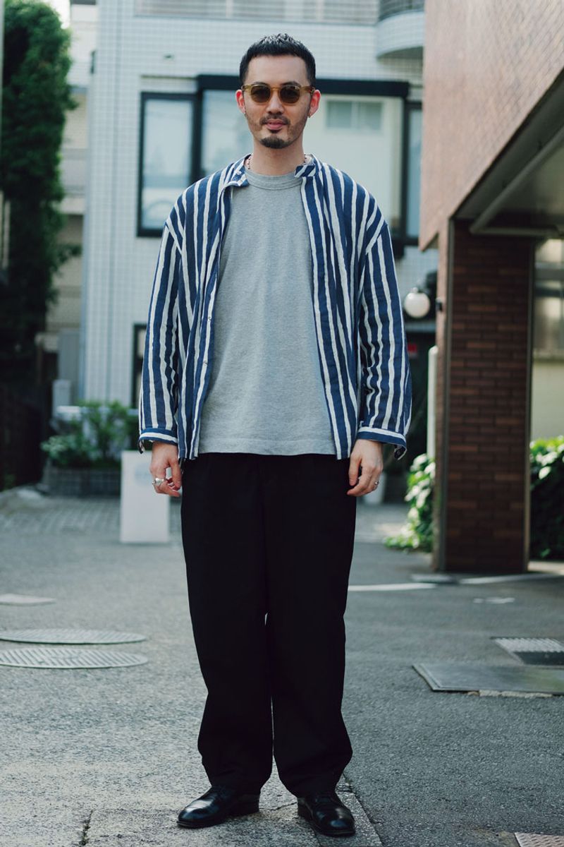 シンプルコーデも、ストライプシャツを羽織っただけでこの仕上がり 大溝 大