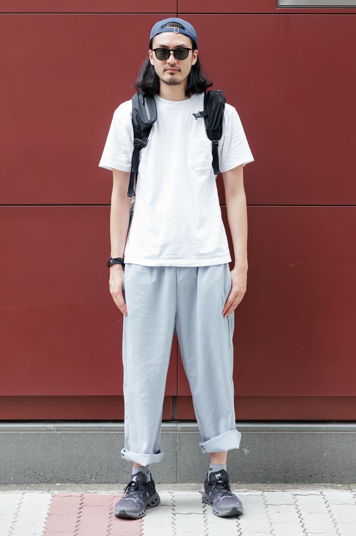 Tシャツ、帽子＝ともにノーブランド