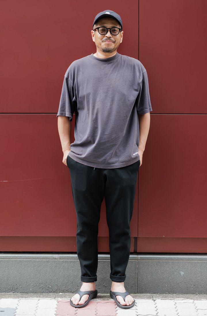 Tシャツ=バレンシアガ パンツ=ザラ シューズ=ウーフォス 帽子=ロンハーマン 眼鏡=ゾフ