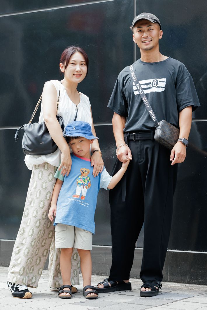 Tシャツ＝エムエムシックスメゾンマルジェラ　パンツ＝アタッチメント　シューズ＝フットザコーチャー　バッグ＝セリーヌ　腕時計＝アップル　ブレスレット＝エルメス