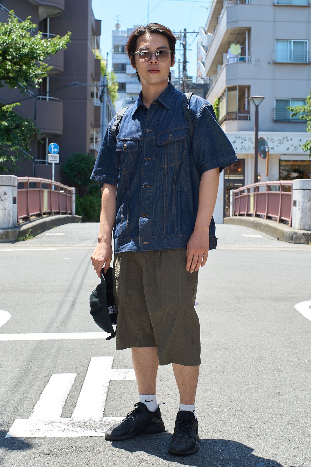 シャツ リー  パンツ ノーブランド  シューズ ナイキ  帽子 リーバイス  眼鏡 レイバン  バッグ 不明