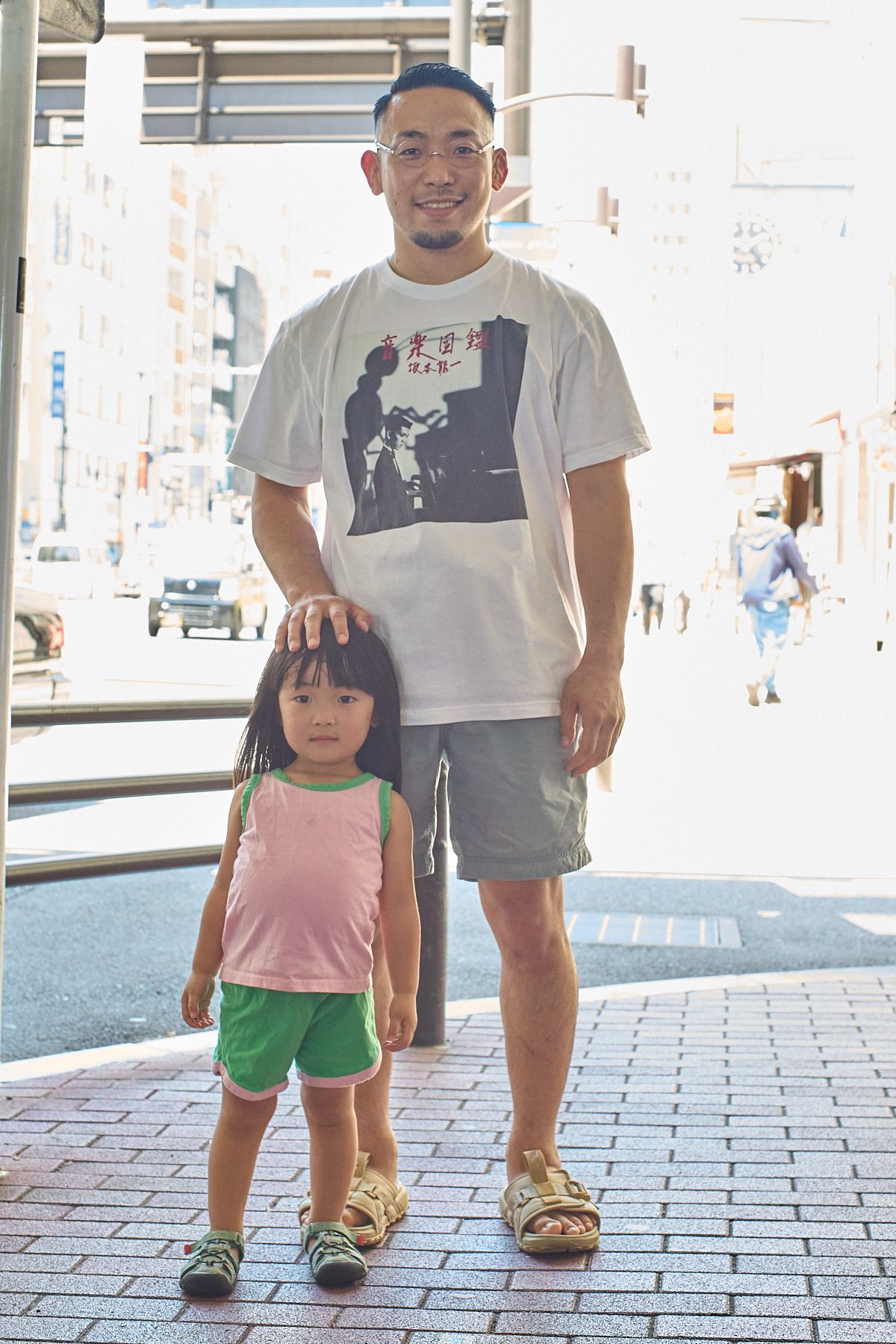 Tシャツ＝不明　パンツ＝ザノースフェイスパープルレーベル　シューズ＝ザノースフェイス　眼鏡＝金子眼鏡
