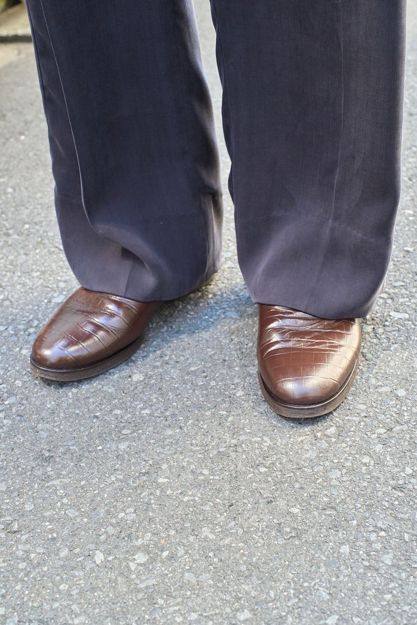 【20代】清潔感&落ち着きをもたらす「ネイビーシャツ」。その着こなしを街角から厳選 - 9枚目の画像