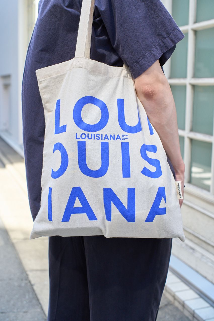 【20代】清潔感&落ち着きをもたらす「ネイビーシャツ」。その着こなしを街角から厳選 - 10枚目の画像