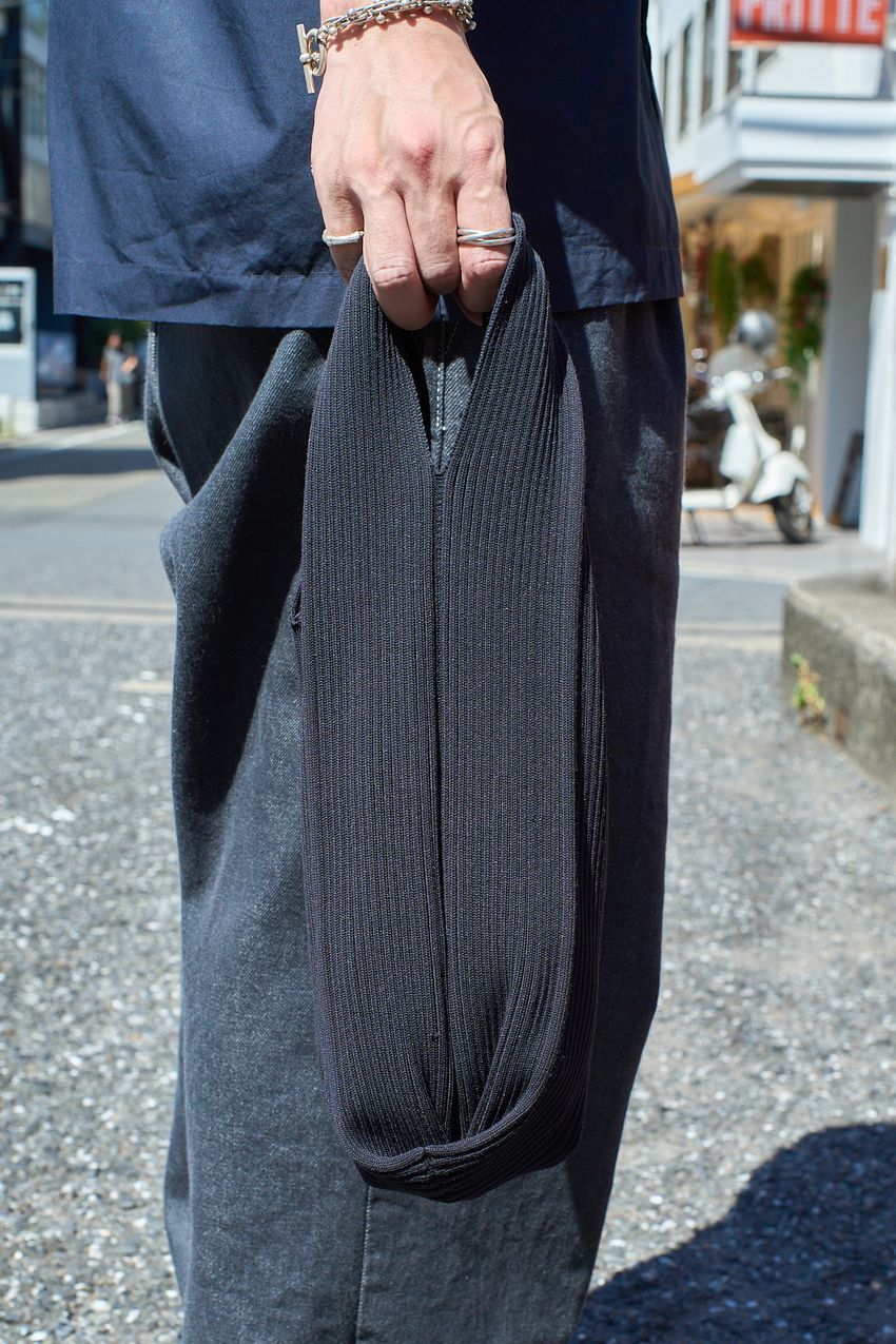 【20代】清潔感&落ち着きをもたらす「ネイビーシャツ」。その着こなしを街角から厳選 - 6枚目の画像