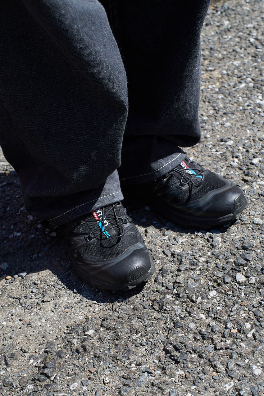 【20代】清潔感&落ち着きをもたらす「ネイビーシャツ」。その着こなしを街角から厳選 - 7枚目の画像