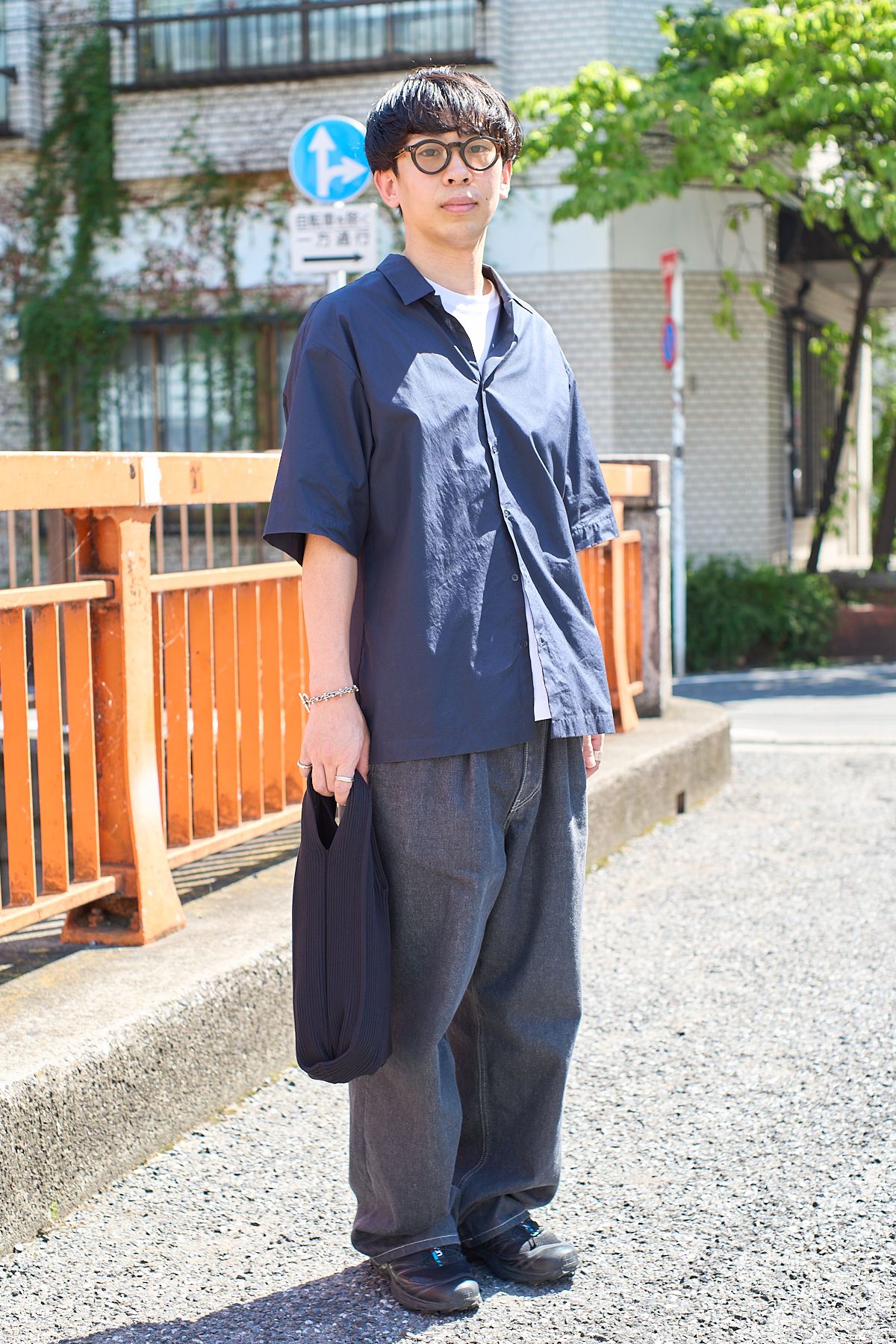 シャツ=エイトン Tシャツ=ヘインズ デニム=グラフペーパー シューズ=サロモン 眼鏡=ギュパール バッグ=シーエフシーエル 腕時計=ヴァーグウォッチカンパニー ブレスレット、リング=ともにヴィンテージ