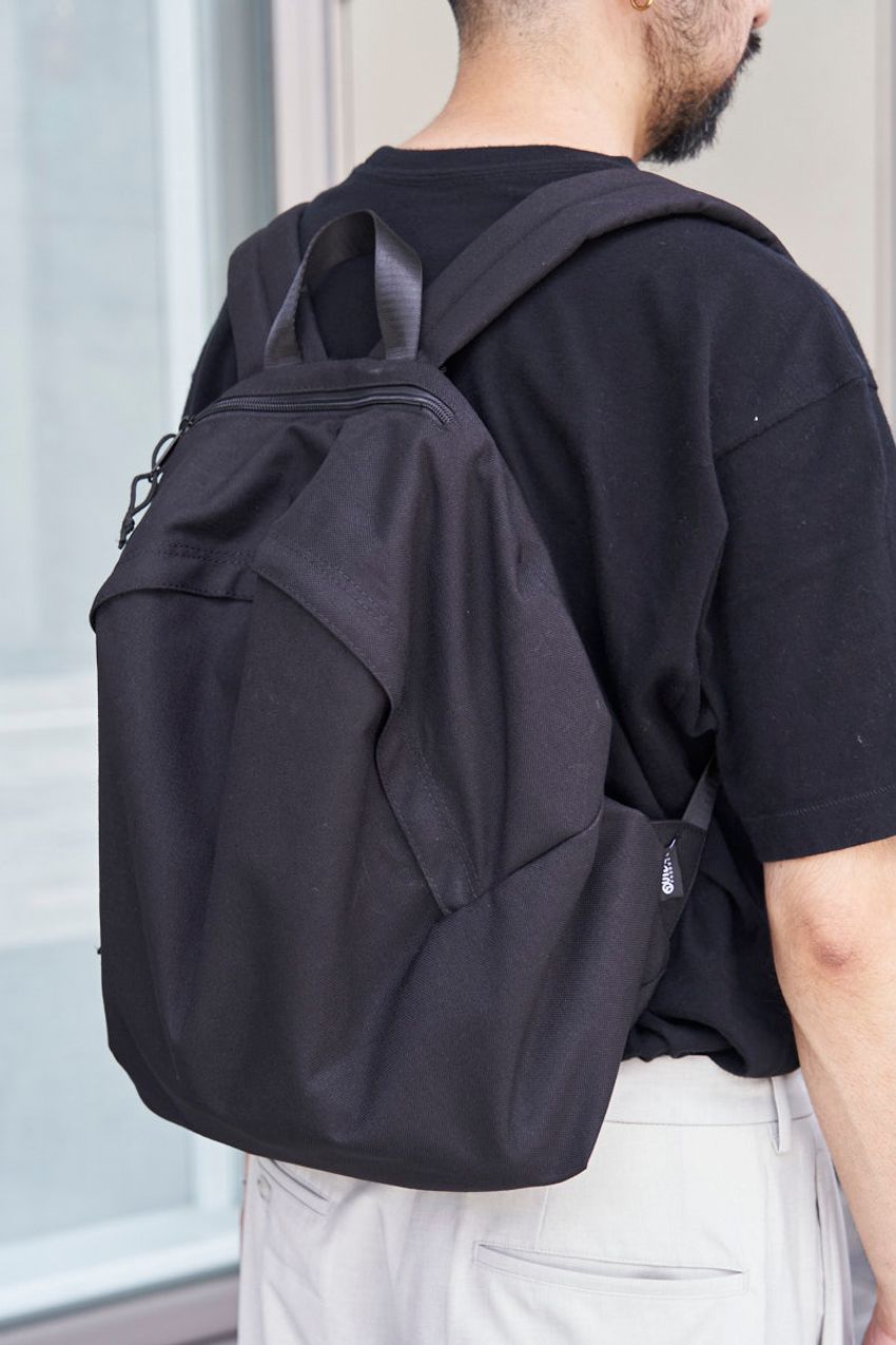 磐石の「黒×白」のモノトーンコーデ！街で見つけたスタイルサンプル3好例 - 6枚目の画像