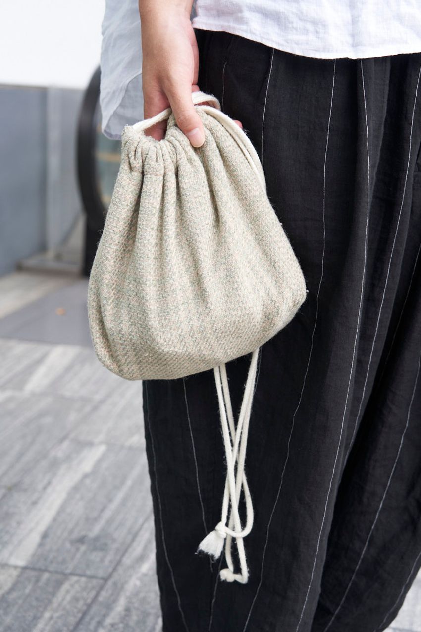 磐石の「黒×白」のモノトーンコーデ！街で見つけたスタイルサンプル3好例 - 3枚目の画像