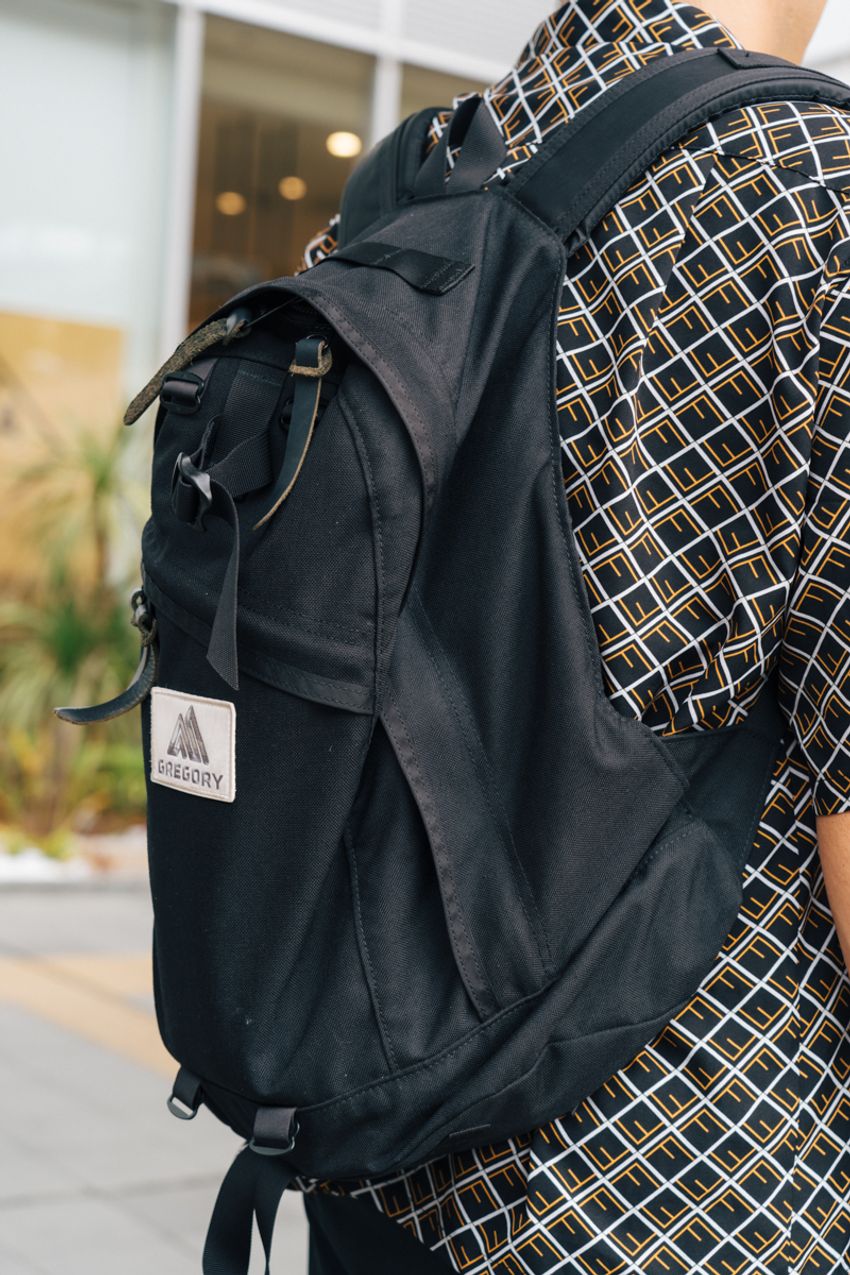 柄シャツ上手たちのパンツは「定番色」だった！街角スナップに見る着こなしの極意 - 3枚目の画像