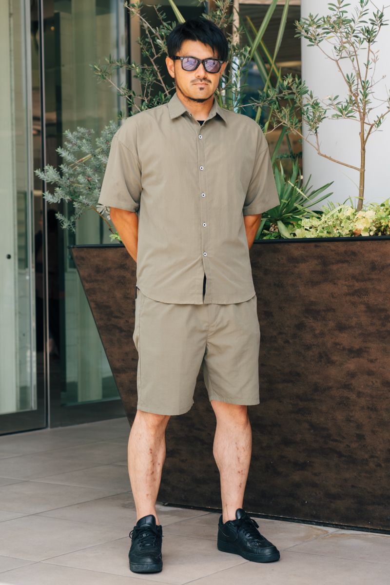 シャツ、パンツ=ともにノーブランド Tシャツ=ユニクロ シューズ=ナイキ 眼鏡=レイバン 腕時計=アップル