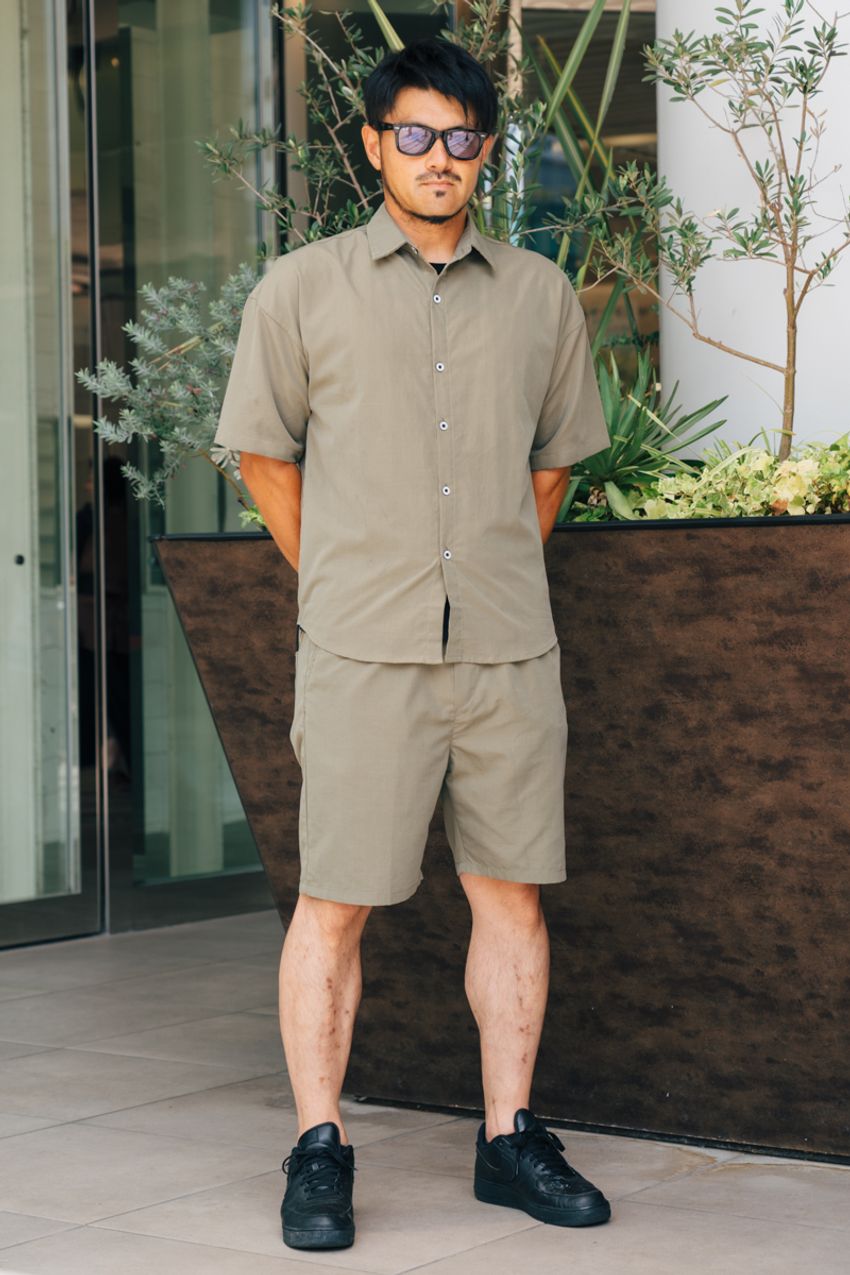 “日焼け肌”に似合う夏のカラーコーデは？洒落者たちが合わせたのはカーキ、ブラック、ブラウン - 2枚目の画像