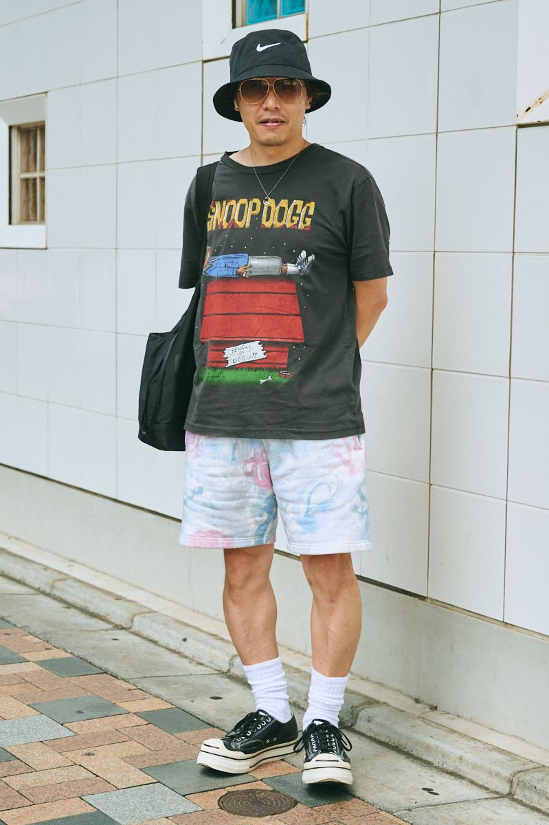 Tシャツ＝ギャップ　パンツ＝シュプリーム　シューズ＝ダブレット　帽子＝ナイキ　眼鏡＝ディータ　バッグ＝不明　腕時計＝イッセイミヤケ　ネックレス＝タカヒロミヤシタザソロイスト．