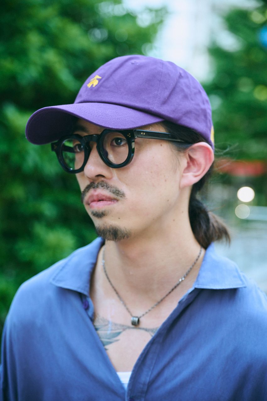 残暑の軽装はキャップで彩りを！“色モノ”を顔まわりに取り入れた3名をスナップで - 8枚目の画像