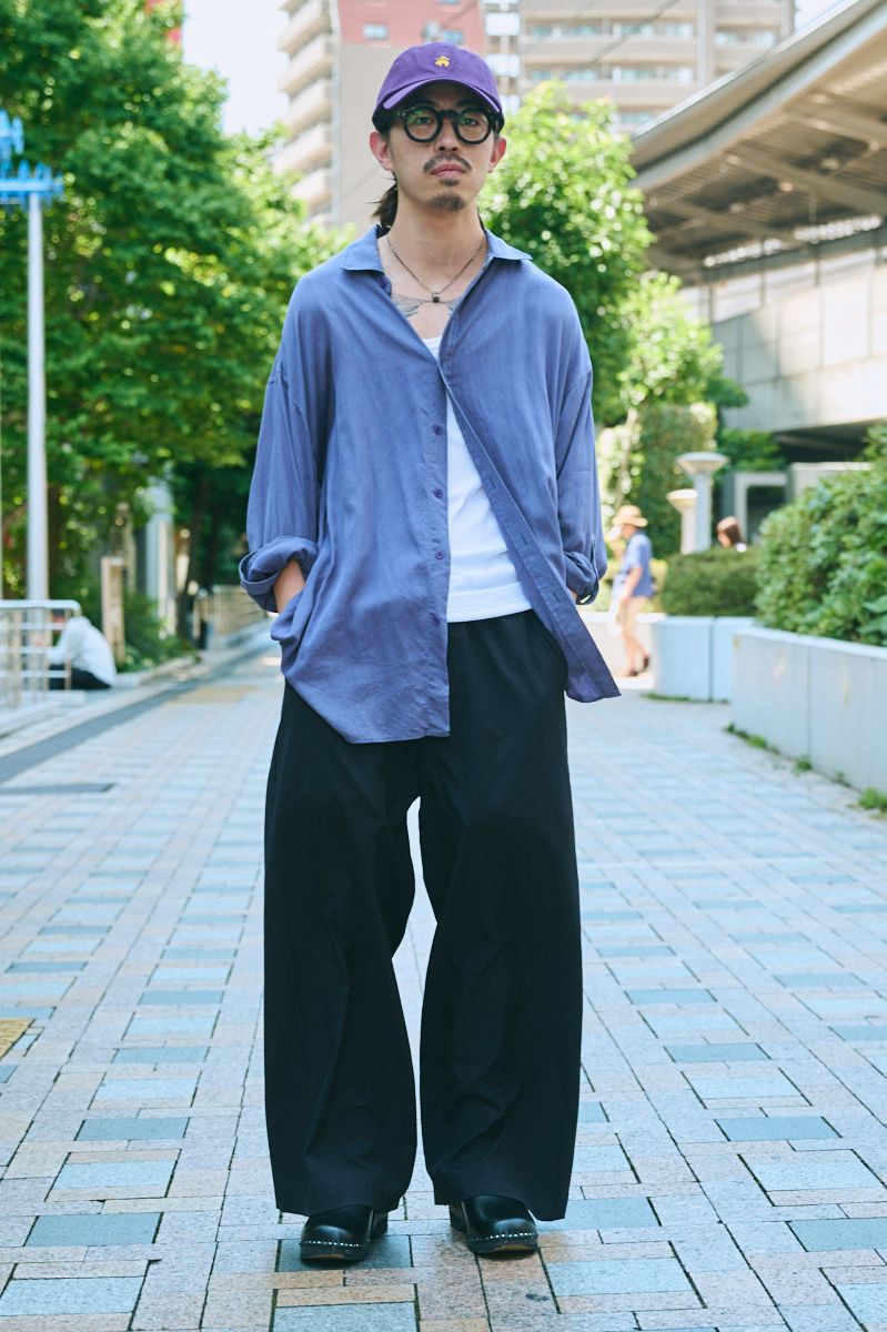 シャツ=イロコイ カットソー=ユニクロ パンツ=ヨーコサカモト シューズ=トロエントープ 帽子=ニート×ブルックスブラザーズ 眼鏡=マックスピティオン ブレスレット=ヴィンテージ リング=エルメス リング2=パソ