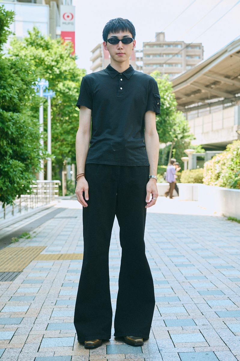 ポロシャツ＝ニールバレット　デニム＝エゴンラボ　シューズ＝アンドゥムルメステール　眼鏡＝古着　腕時計＝カルティエ　ブレスレット＝エルメス　リング＝ヴィンテージ