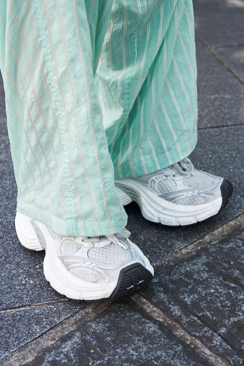 “淡いカラーパンツ”トレンドが上陸中？白黒とのモノトーンとも好相性！コーデ好例をスナップで - 5枚目の画像