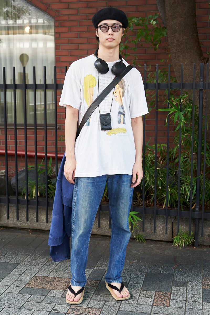 シャツ、Tシャツ、帽子、眼鏡＝すべて古着　デニム＝リーバイス　シューズ＝ウンダ　バッグ＝コーチ　アクセサリー＝エンダースキーマ