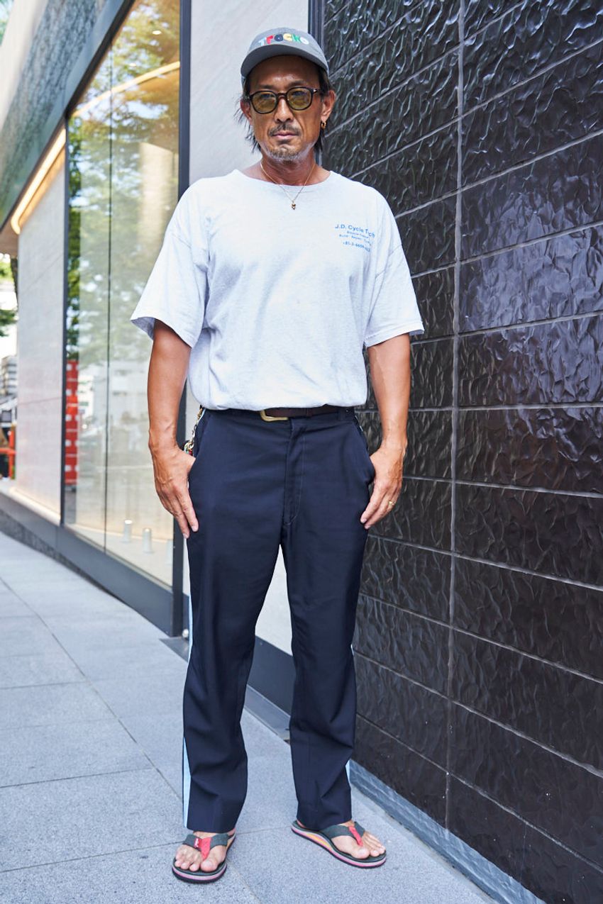 【3人を厳選】Tシャツ、半袖シャツetc. 晩夏をキレイめで乗り切るタックインコーデ術 - 2枚目の画像