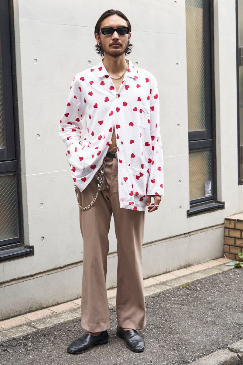 シャツ、パンツ、ネックレス、ウォレットチェーン、リング＝すべて古着　シューズ＝ローリングダブトリオ　眼鏡＝不明