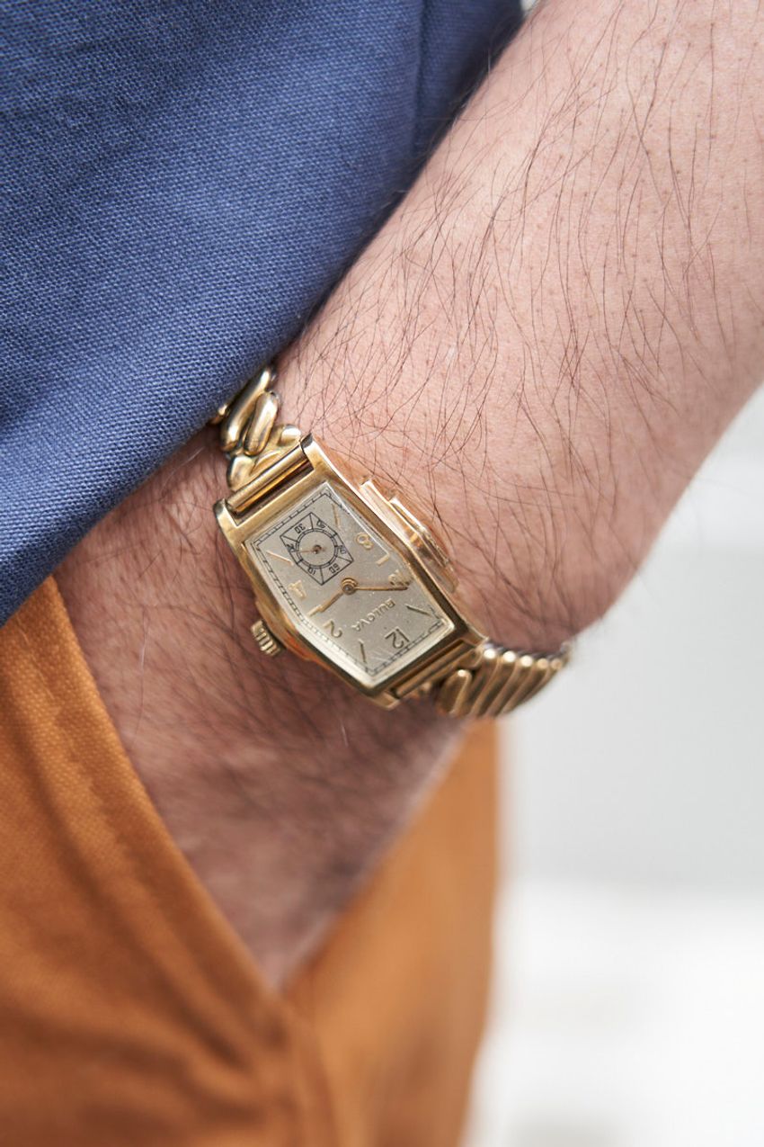 【50代】大人の色気を醸す秘訣は“小物使い”。金時計、スカーフ、メガネetc.選びと合わせが上手い3名 - 8枚目の画像