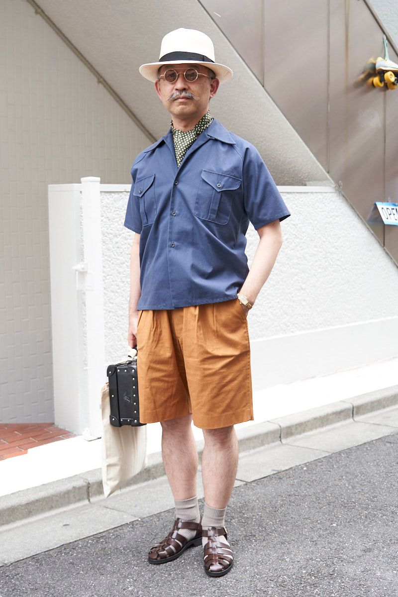 シャツ、パンツ=ともにドレイパーズベンチ シューズ=ロイドフットウェア 帽子=クリスティーズロンドン 眼鏡=青山眼鏡 バッグ=グローブトロッター 腕時計=ブローバ スカーフ=ヒシヤ リング=カルティエ