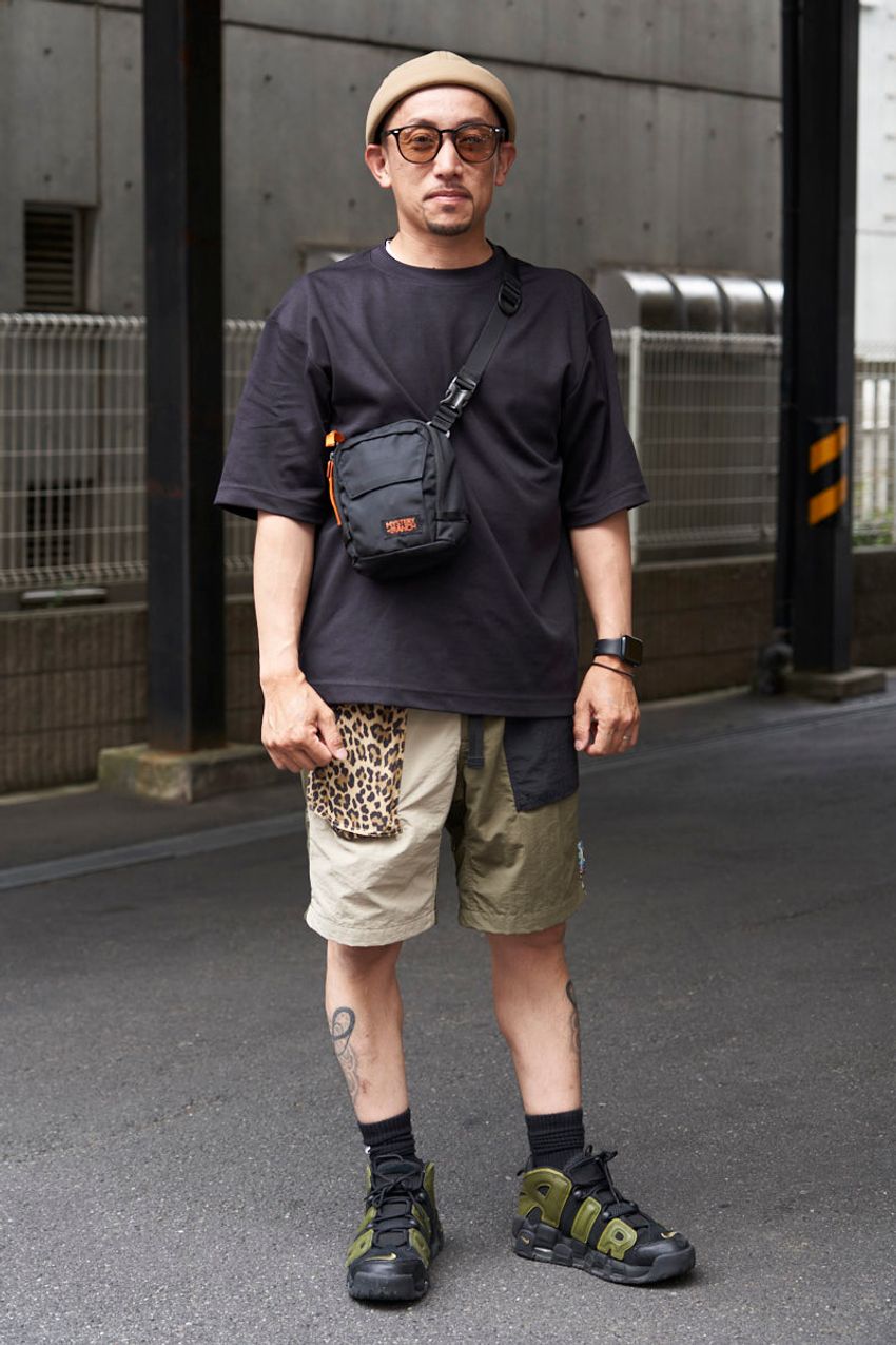 ユニクロ、バレンシアガetc.「無地T一枚」で仕上げたスタイルある3名の大人たち - 6枚目の画像