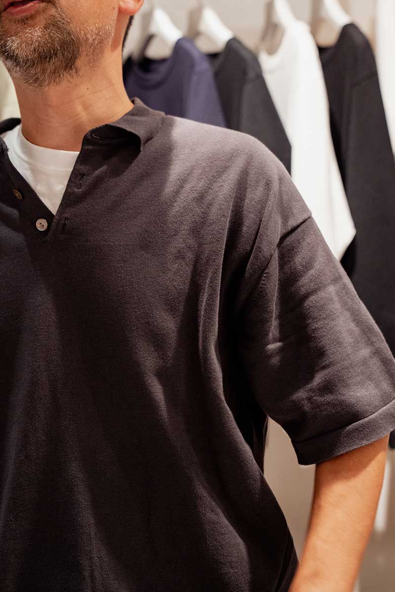 クレプスキュールのポロシャツコーディネート | 250812-1402-46 千木良 学 4枚目の写真