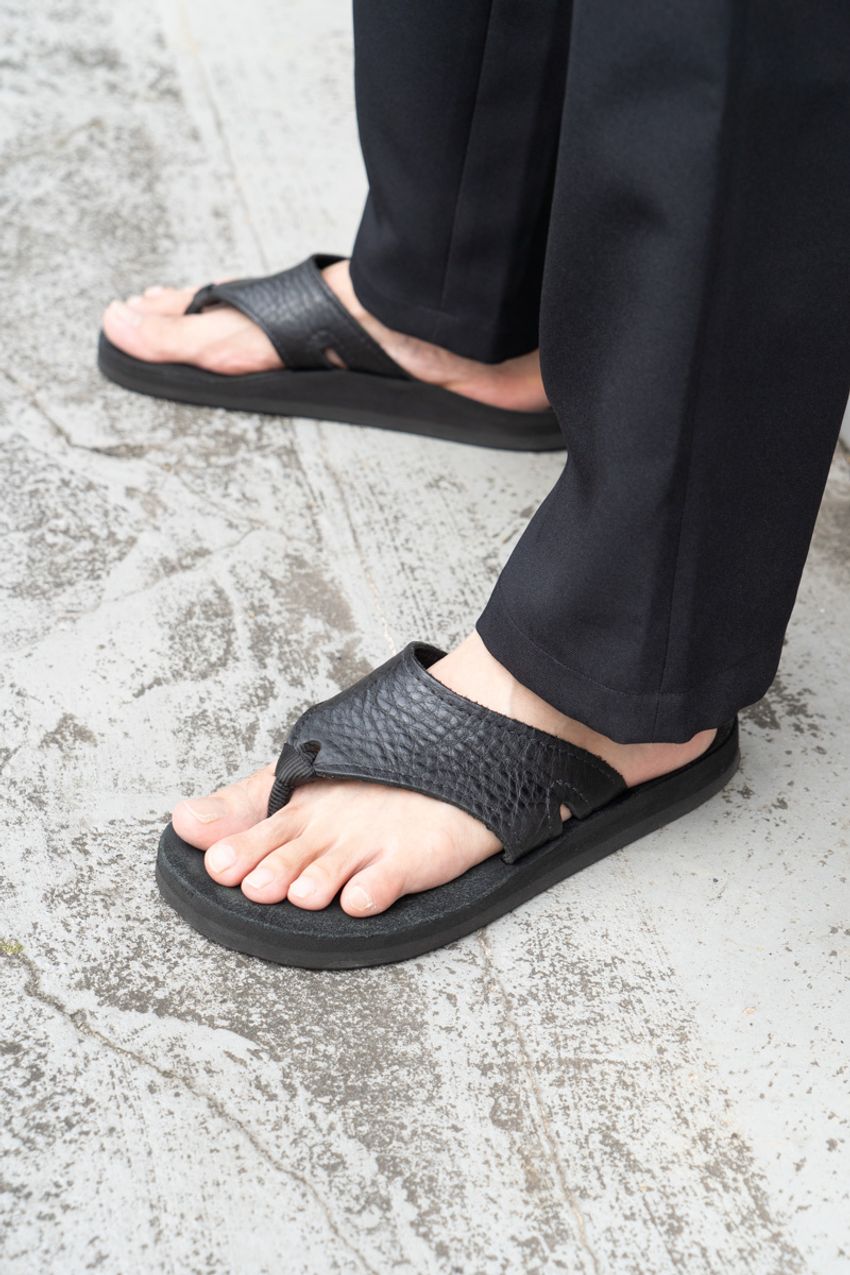 残暑も“タンクトップ”が使える！ 抜けと涼感を両立した街のリアルなノースリコーデ3選 - 5枚目の画像