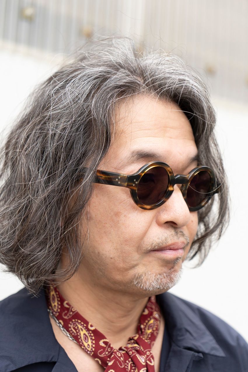 【50代】大人の色気を醸す秘訣は“小物使い”。金時計、スカーフ、メガネetc.選びと合わせが上手い3名 - 3枚目の画像