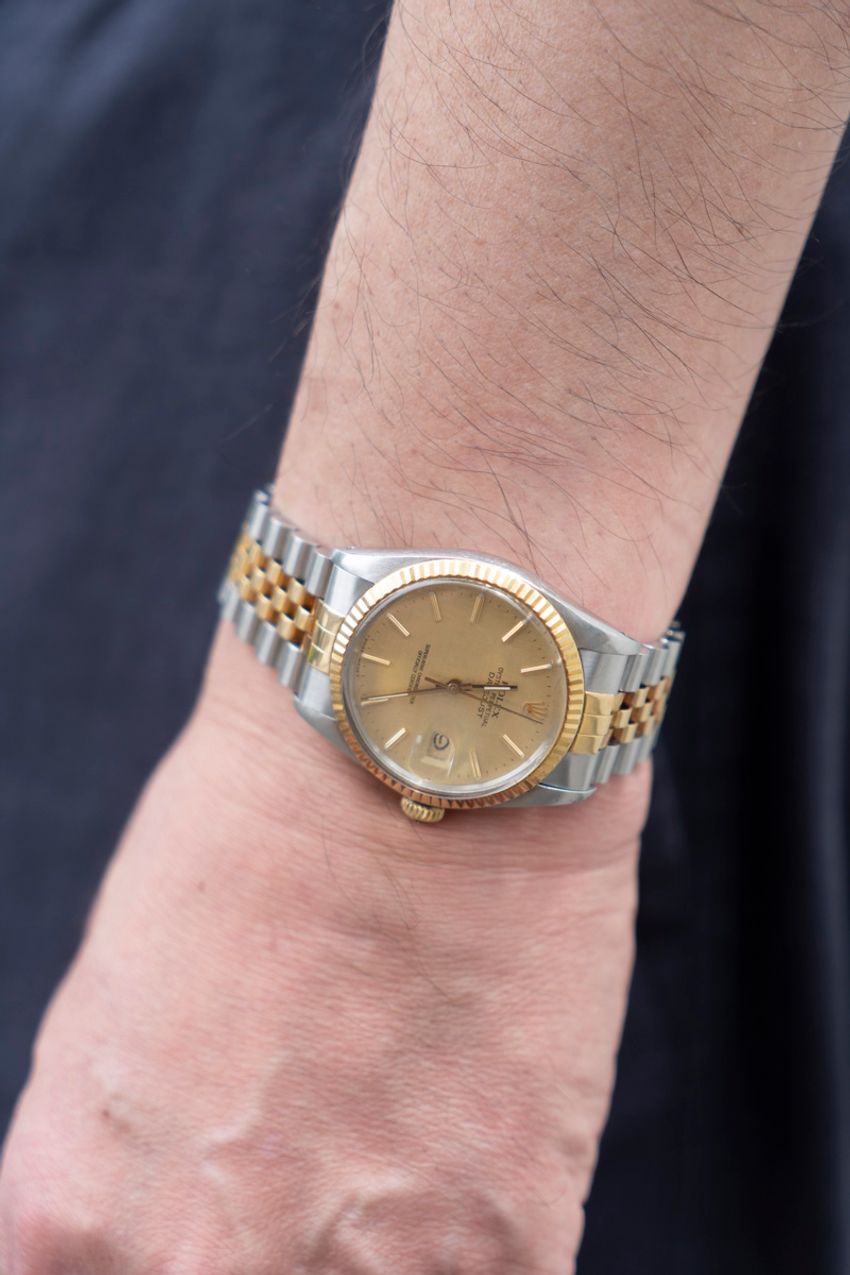 【50代】大人の色気を醸す秘訣は“小物使い”。金時計、スカーフ、メガネetc.選びと合わせが上手い3名 - 4枚目の画像