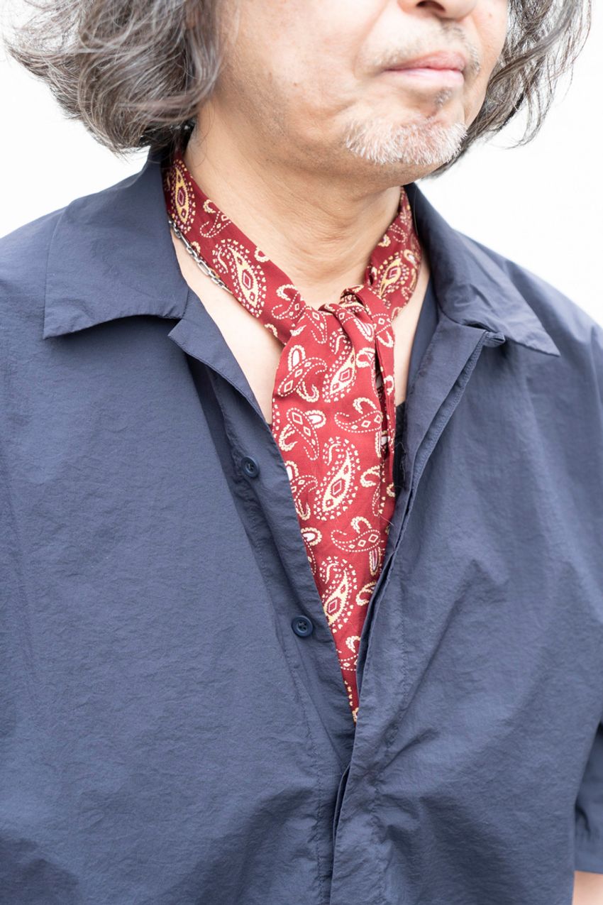 【50代】大人の色気を醸す秘訣は“小物使い”。金時計、スカーフ、メガネetc.選びと合わせが上手い3名 - 5枚目の画像