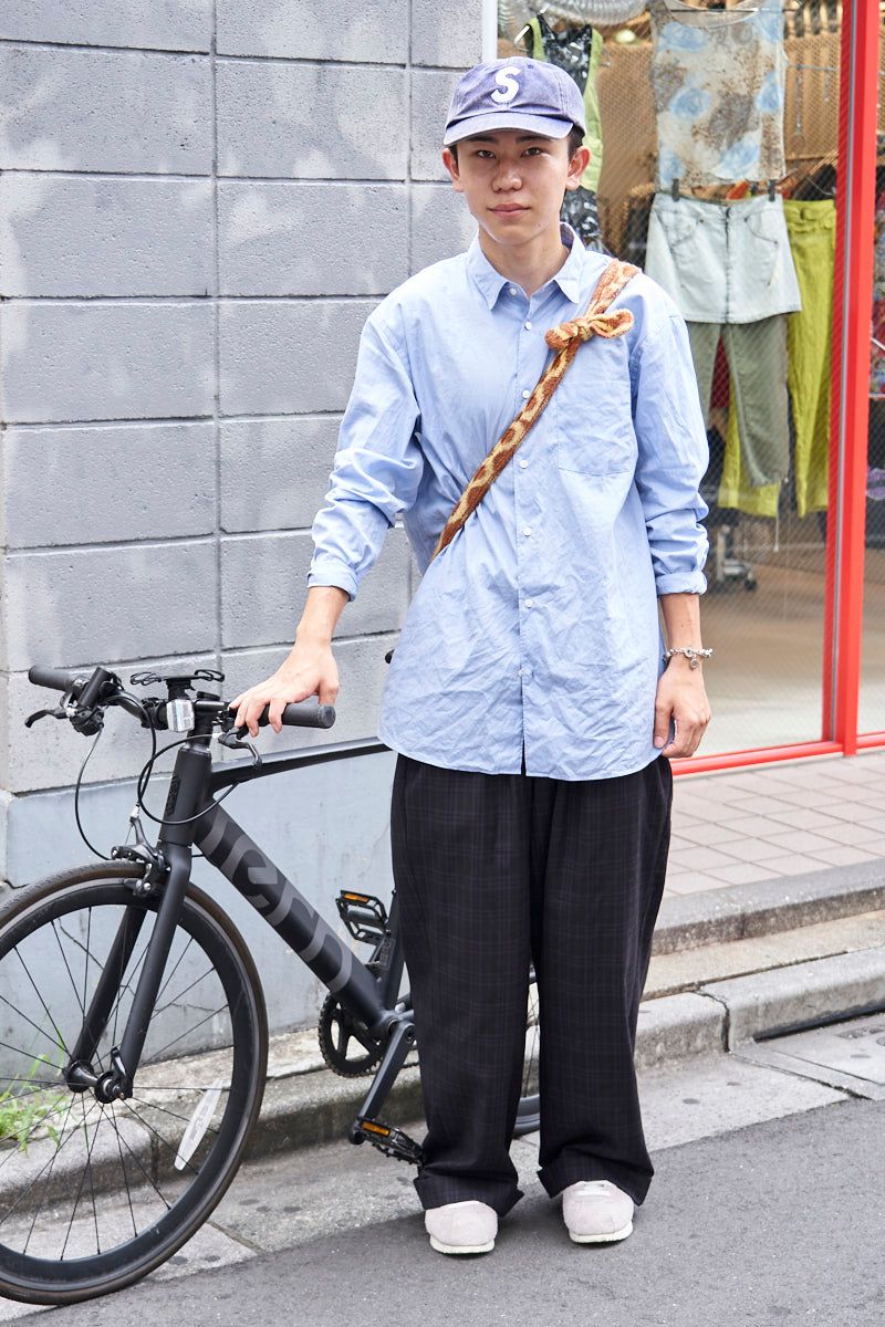 シャツ=ユニクロ パンツ=古着 シューズ=ナイキ 帽子=シュプリーム バッグ=ヴィヴィアンウエストウッド ブレスレット=不明