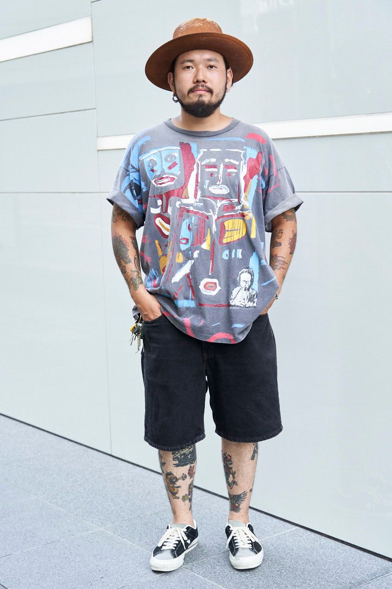 Tシャツ=古着 パンツ=古着 シューズ=コンバース 帽子=オーダーメイド ブレスレット=ヴィンテージ リング=ヴィンテージ