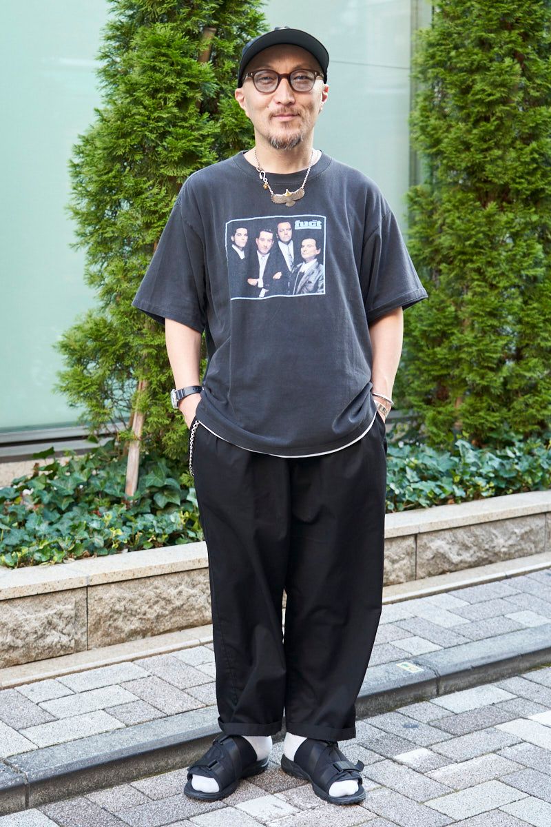 Tシャツ=古着 パンツ=ディッキーズ シューズ=ネクサスセブン 帽子=ザエイチダブリュードッグアンドコー 眼鏡=ペンタックス 腕時計=ステューシー ネックレス=レッドマン バングル=ビリーブインミラクル バングル2=ラリースミス ウォレットチェーン=ショット