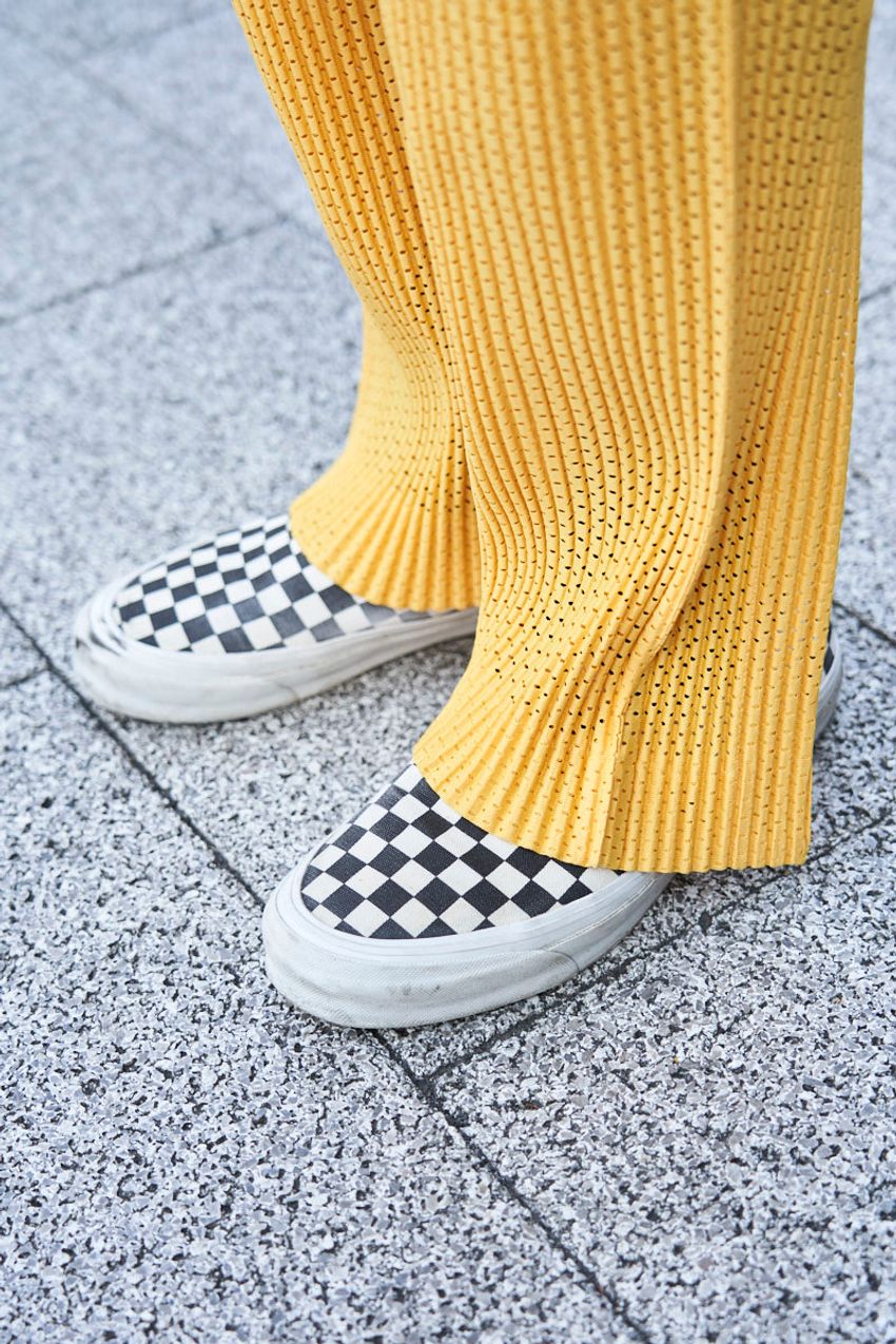 “淡いカラーパンツ”トレンドが上陸中？白黒とのモノトーンとも好相性！コーデ好例をスナップで - 7枚目の画像