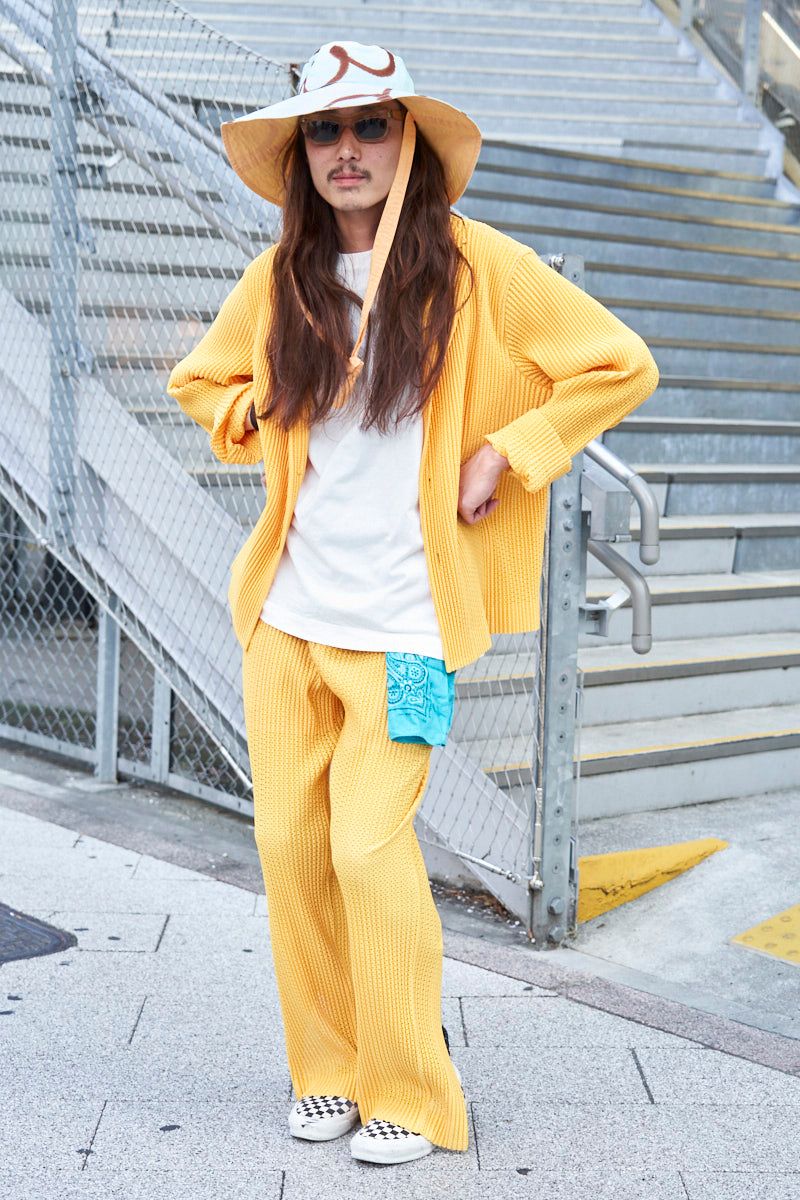 ジャケット、カットソー、パンツ=すべてイッセイミヤケ シューズ=ヴァンズ 帽子=スクホーム 眼鏡=セリーヌ